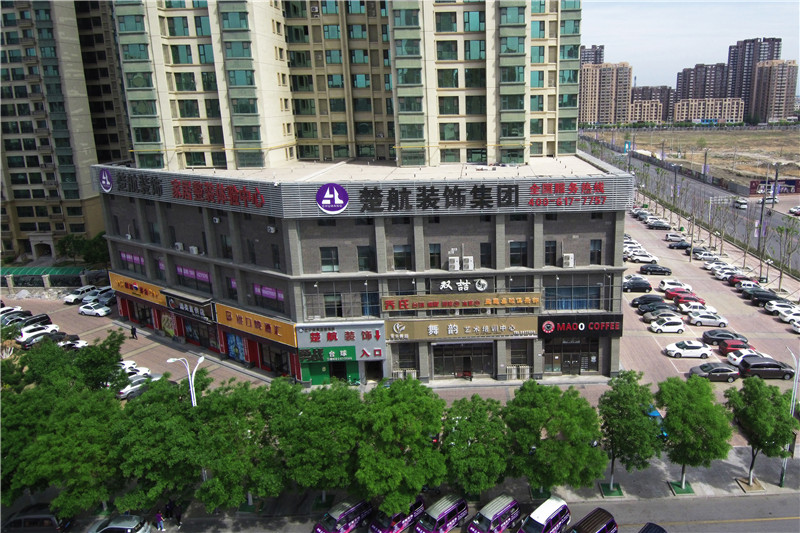 狠狠插进来被一群男人操楚航装饰外景